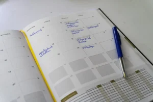 een maandkalender in een agenda met allemaal schoonmaak klussen