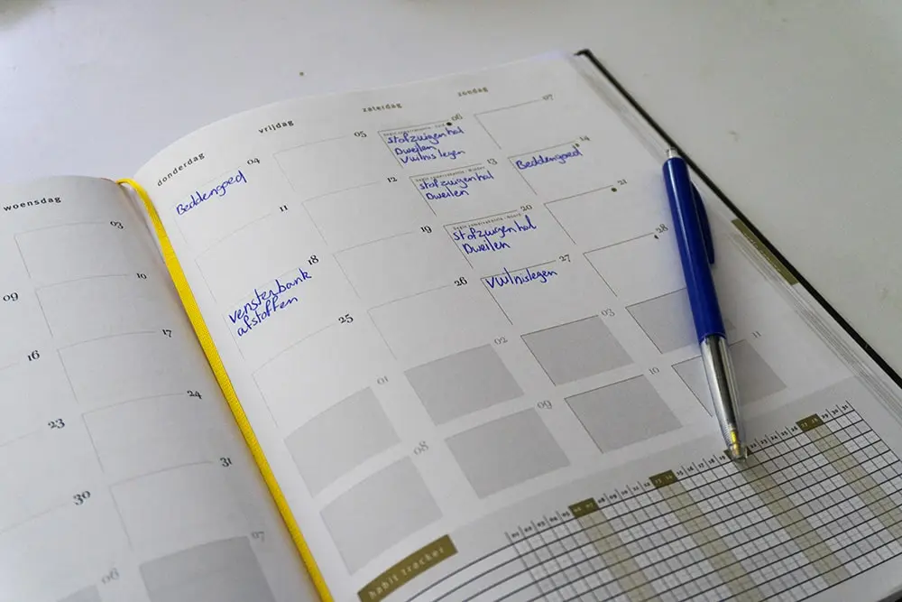 een maandkalender in een agenda met allemaal schoonmaak klussen