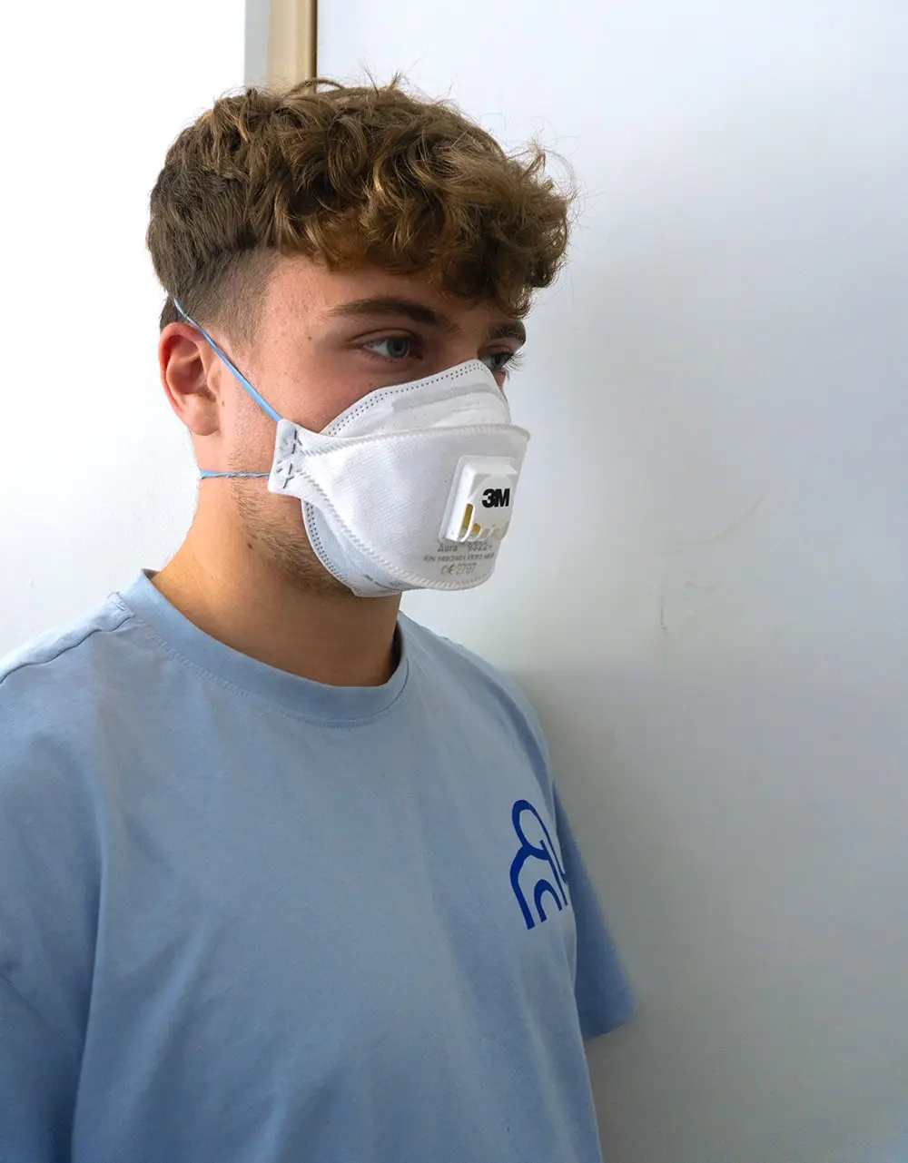 man met een masker op